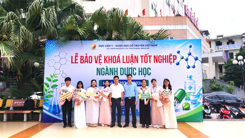 Hoàn thành kế hoạch tổ chức: “Lễ bảo vệ khóa luận tốt nghiệp cho sinh viên ngành Dược học khóa 8 (2021 - 2026)"